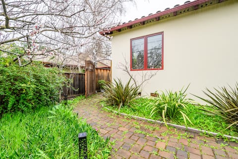 Cozy Getaway Suite w/Private Entry Near Stanford