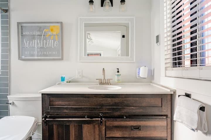 Stunning Historical Hill Hideout Cottage - Renton, WA