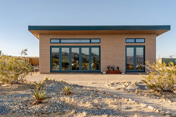 Modern Desert Retreat • Cowboy Tub • Starry Nights - Twentynine Palms, CA