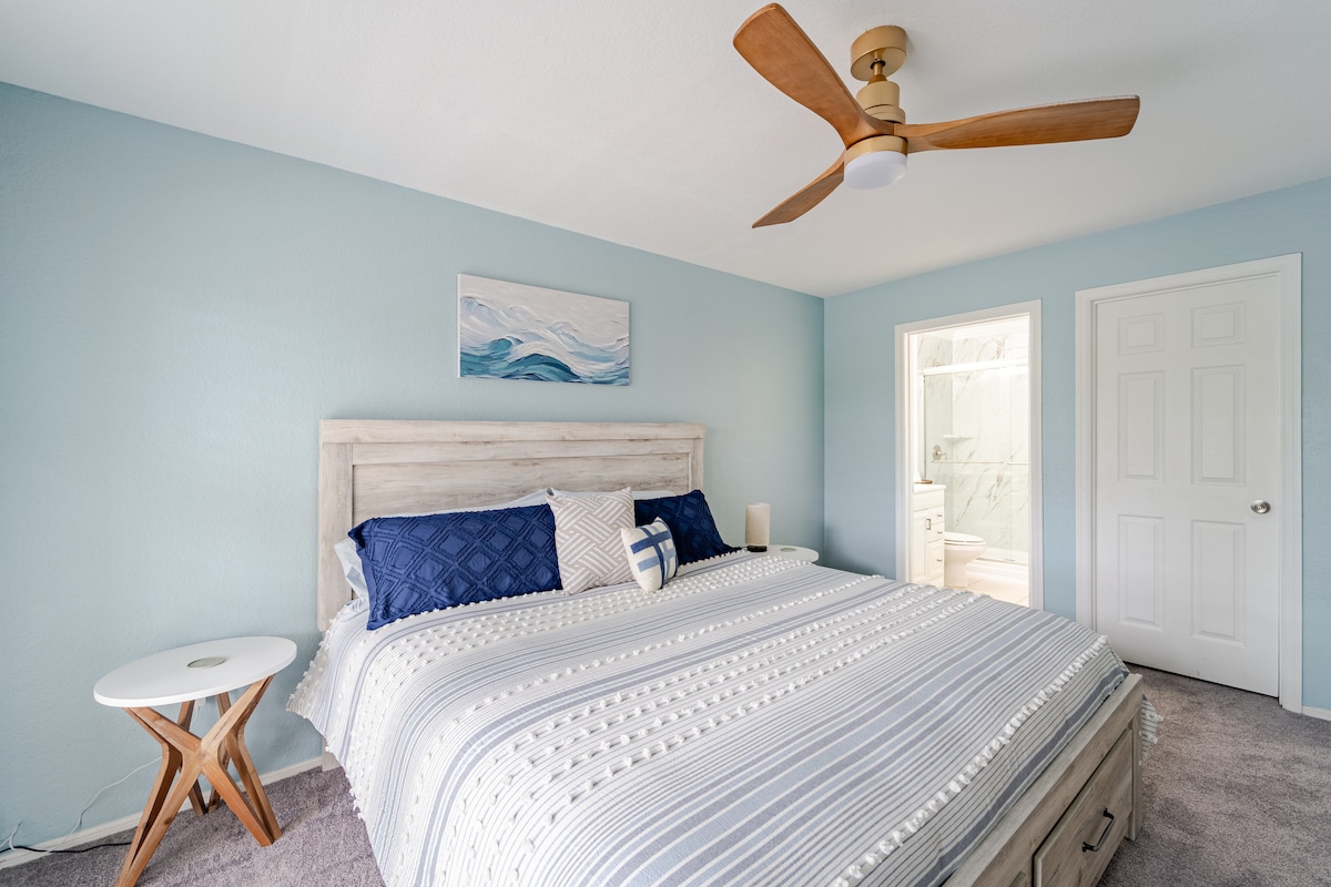 เตียงคิงไซส์พร้อมห้องน้ำในตัว ตู้เสื้อผ้าแบบวอล์คอิน