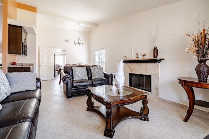 Spacious & Relaxing Single Story 4-bedroom Retreat - San Diego, CA