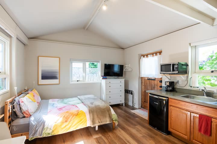 Cozy Backyard Cottage - Grape Expectations, Richmond