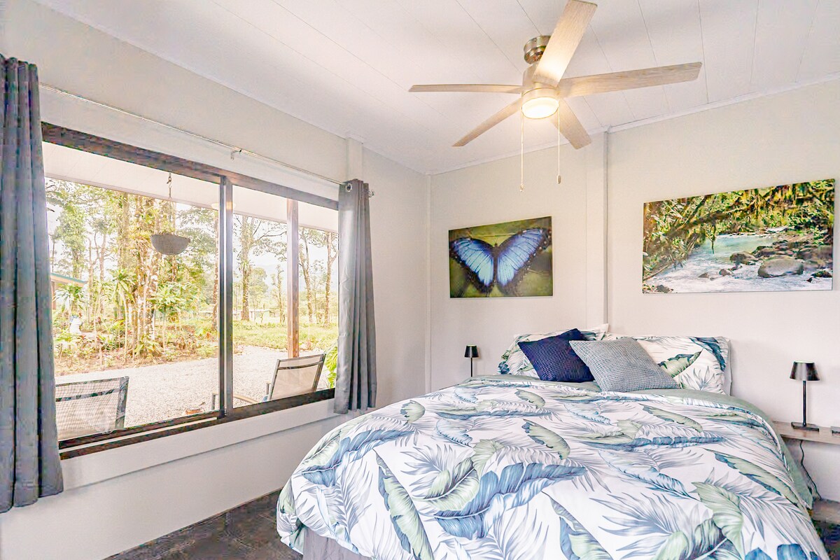 חדר השינה הראשי כולל מיטה זוגית רחבה עם כיסוי מזרן נוח במיוחד - מובטח לכם שינה נהדרת בפורה וידוויל!