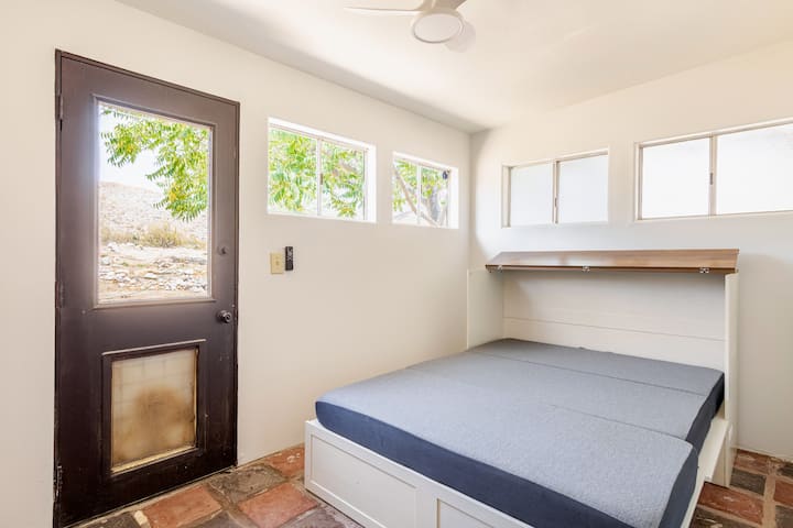 Cuarto privado con cama abatible y armario completo. 