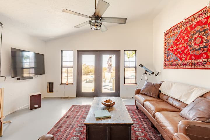 Sala de estar con vistas al teleférico de Palm Springs en las montañas de San Jacinto. 