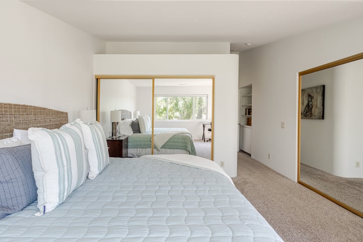 Hlavná spálňa má manželskú posteľ, dostatok miesta na oblečenie, vlastnú kúpeľňu a vyhradený pracovný priestor.