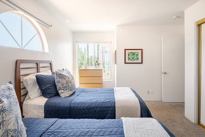 Hosťovská spálňa obsahuje 2 samostatné postele a dostatok úložného priestoru na oblečenie.