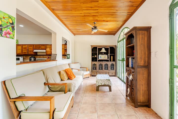 Séjour lumineux ouvert sur la cuisine : un endroit relaxant pour se détendre ou partager du temps avec sa famille et ses amis après une journée à la plage.