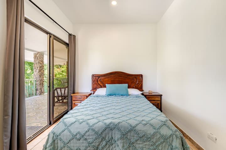 Chambre simple lumineuse et paisible avec vue sur le jardin, idéale pour se détendre ou lire tranquillement.