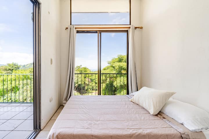 Chambre lumineuse au dernier étage avec vue sur l'océan et le jardin : un espace paisible pour se réveiller au son de la nature.