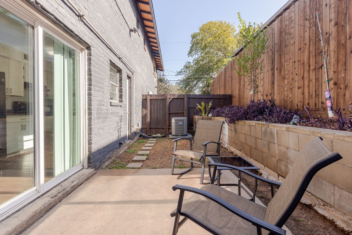 Cozy Armadillo | Spacious 2BR Near Downtown