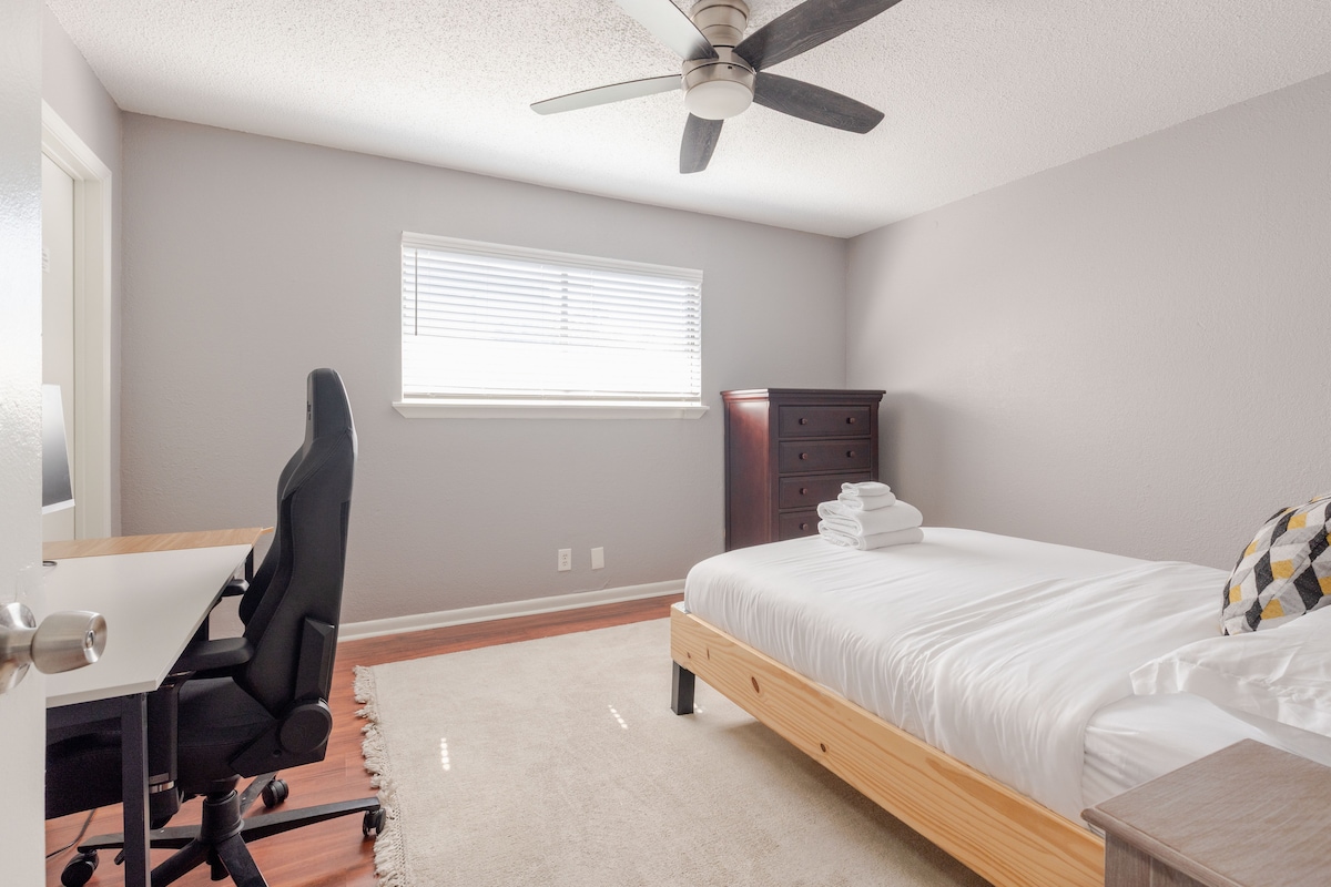 Cozy Armadillo | Spacious 2BR Near Downtown