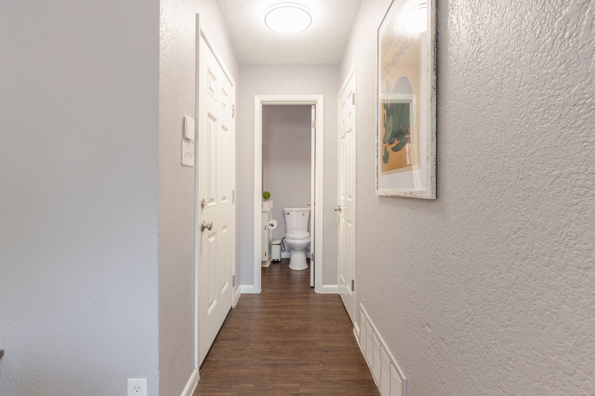 Cozy Armadillo | Spacious 2BR Near Downtown