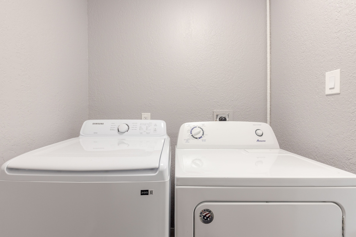 Cozy Armadillo | Spacious 2BR Near Downtown