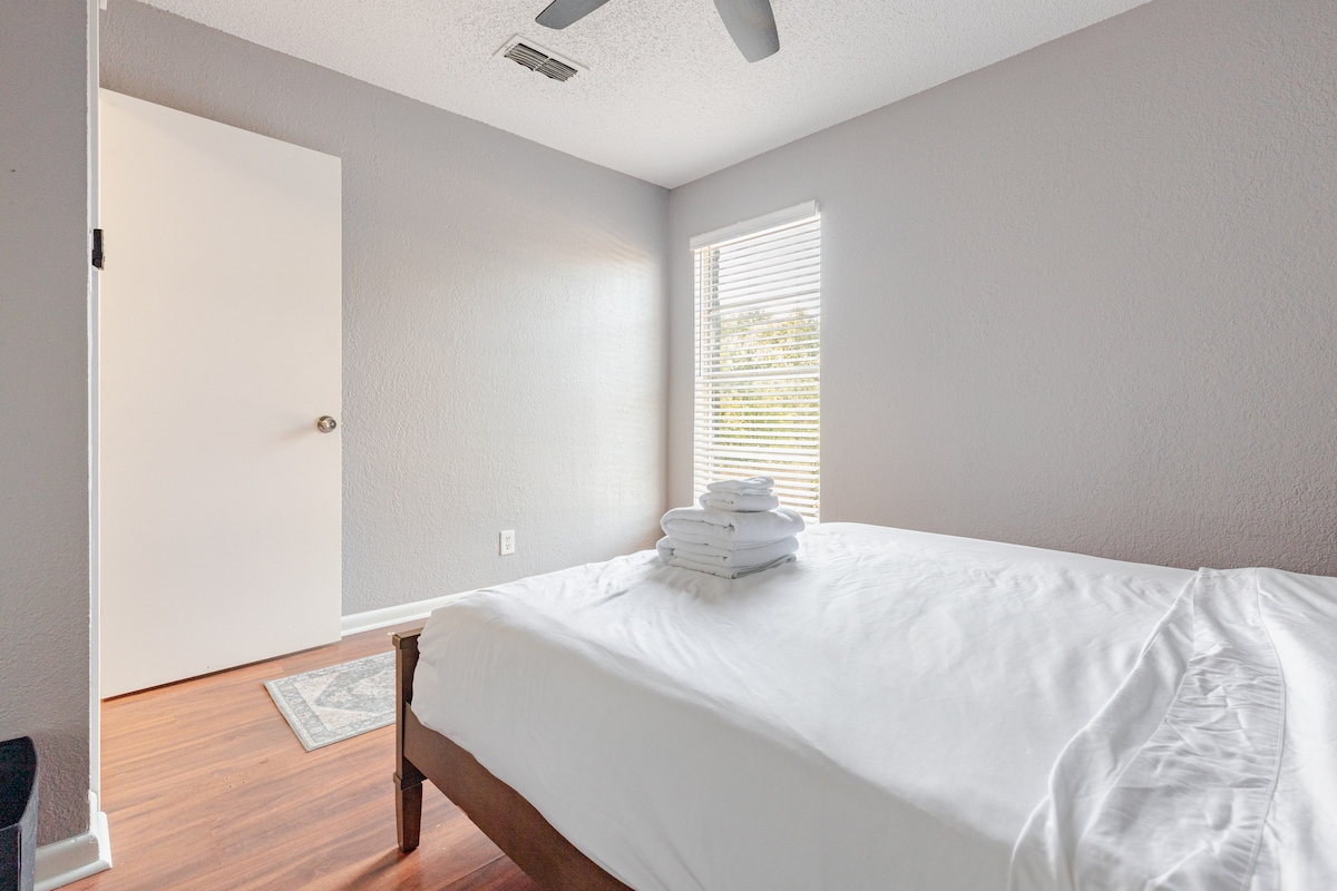 Cozy Armadillo | Spacious 2BR Near Downtown