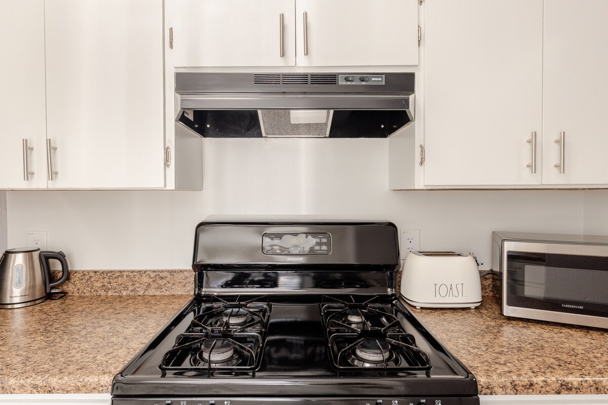 Cozy Armadillo | Spacious 2BR Near Downtown