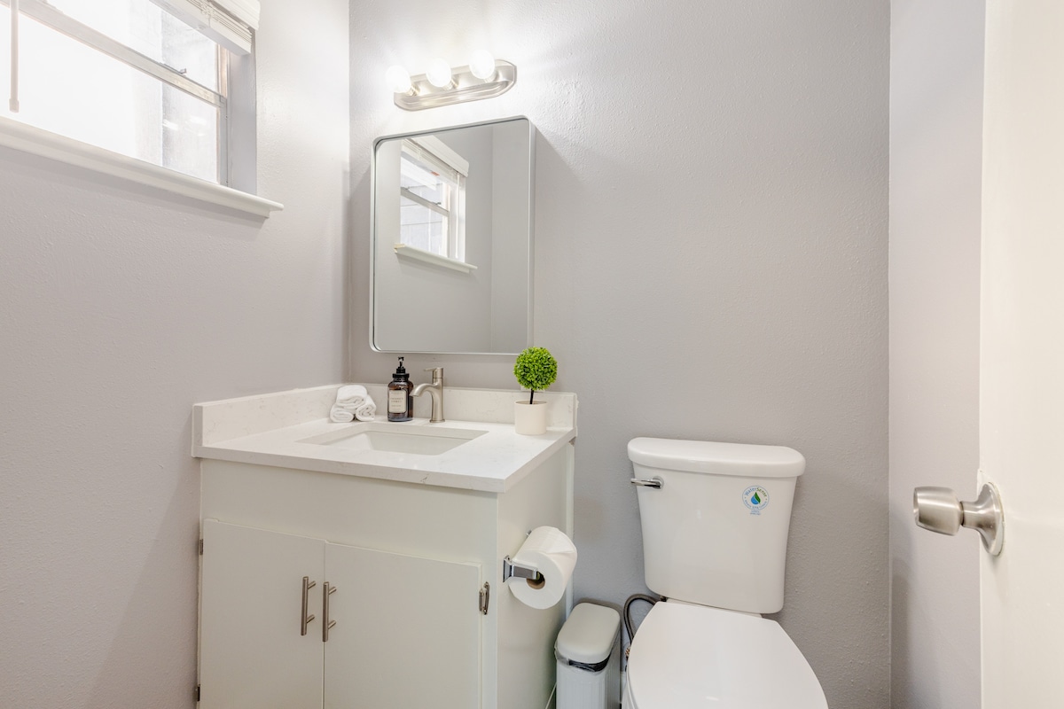 Cozy Armadillo | Spacious 2BR Near Downtown
