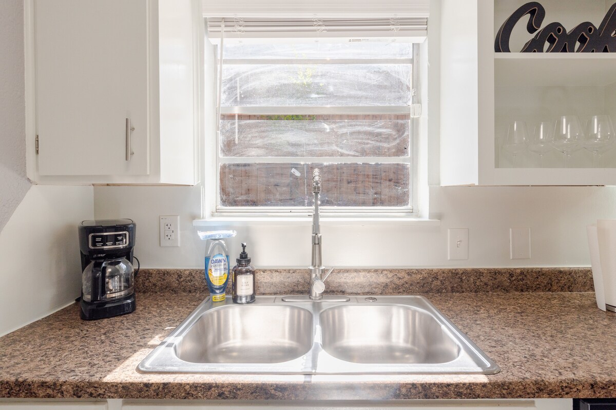 Cozy Armadillo | Spacious 2BR Near Downtown