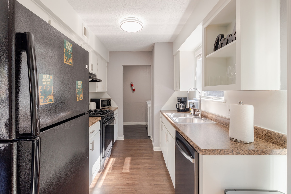 Cozy Armadillo | Spacious 2BR Near Downtown