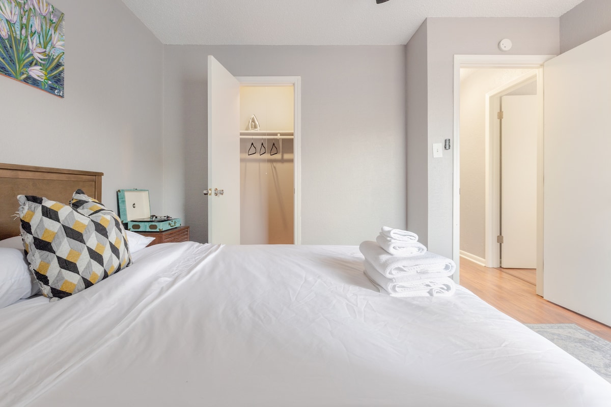 Cozy Armadillo | Spacious 2BR Near Downtown