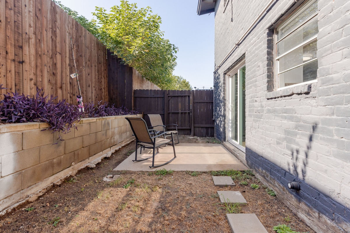 Cozy Armadillo | Spacious 2BR Near Downtown