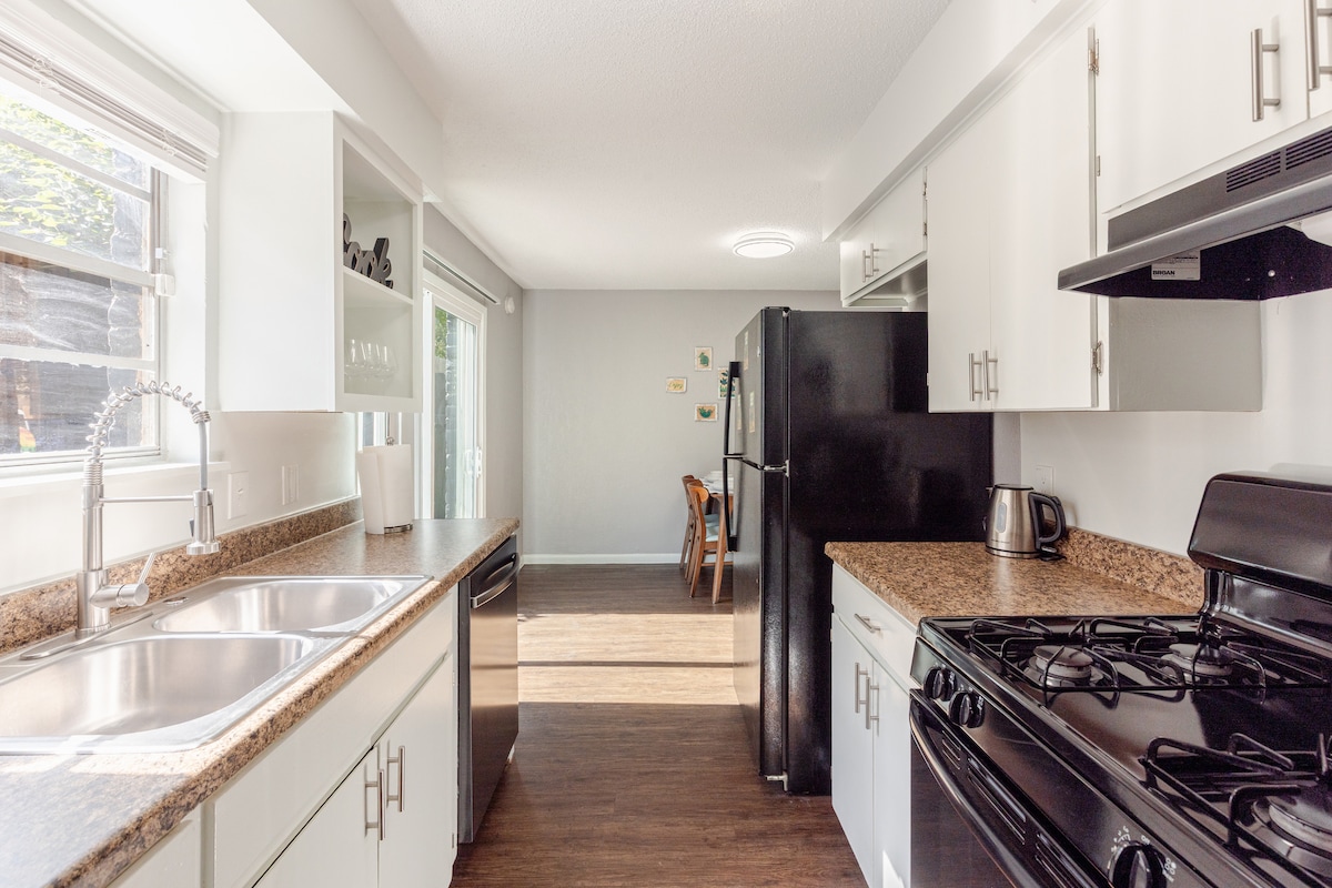 Cozy Armadillo | Spacious 2BR Near Downtown