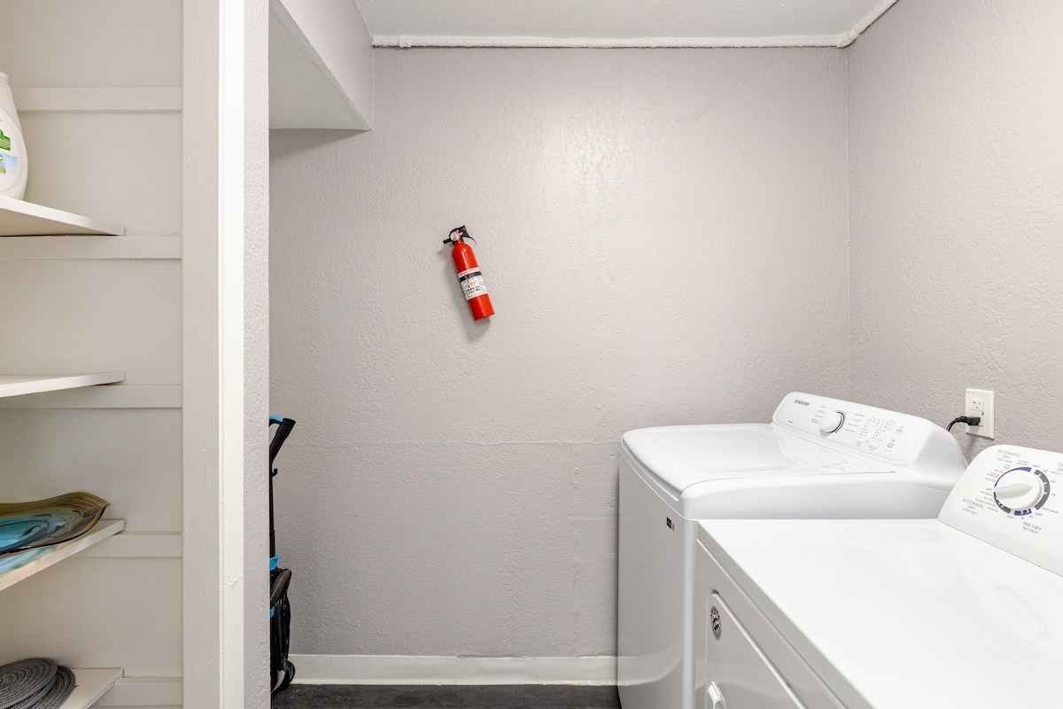 Cozy Armadillo | Spacious 2BR Near Downtown