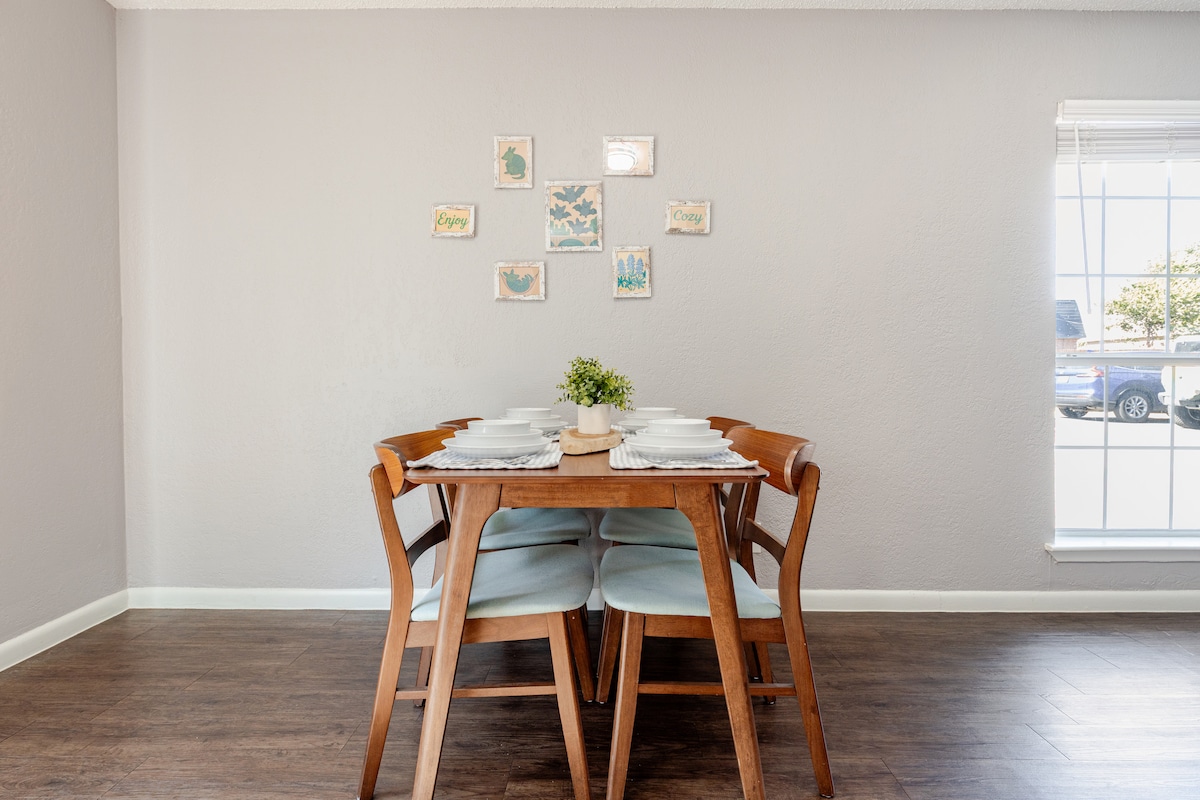 Cozy Armadillo | Spacious 2BR Near Downtown