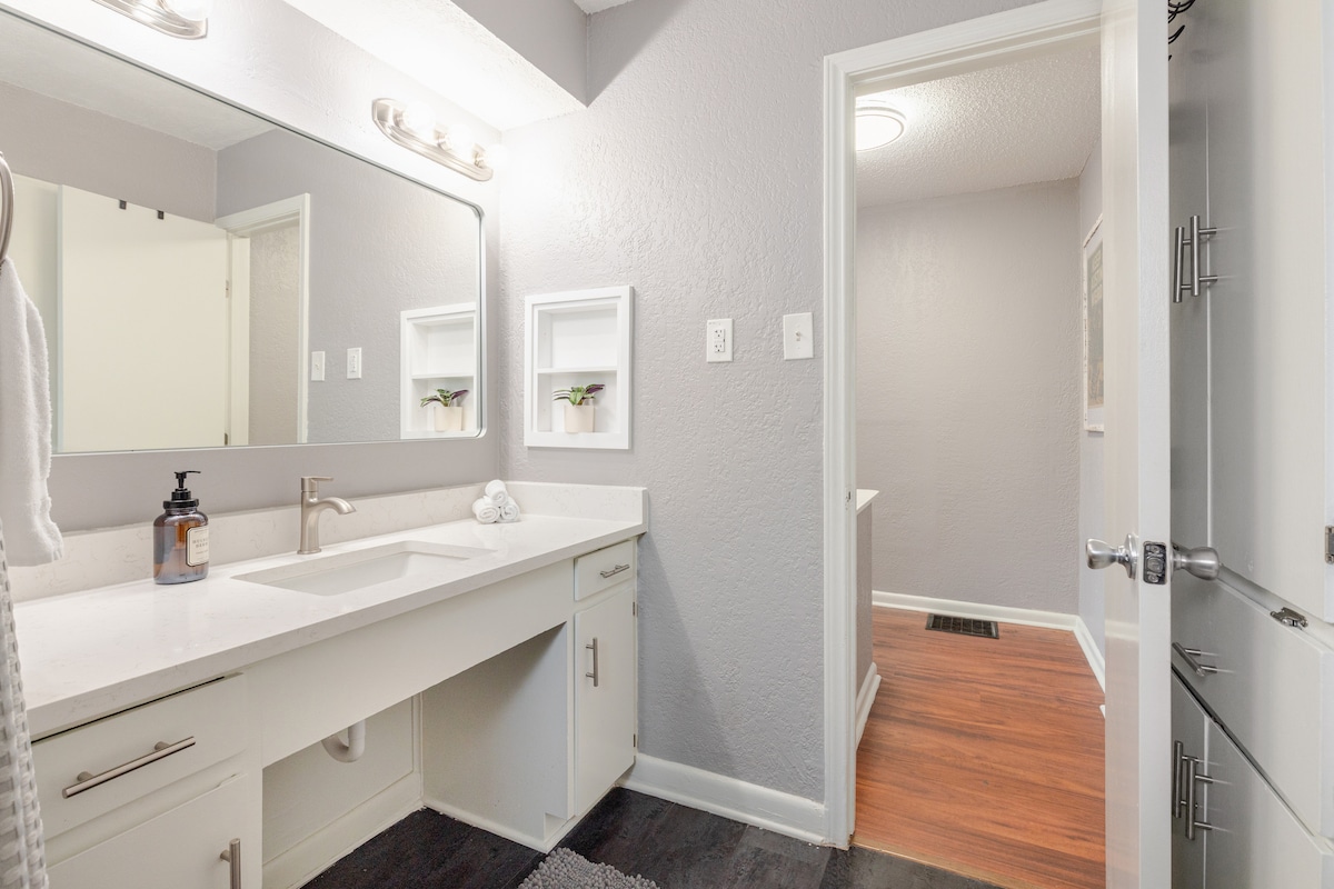 Cozy Armadillo | Spacious 2BR Near Downtown