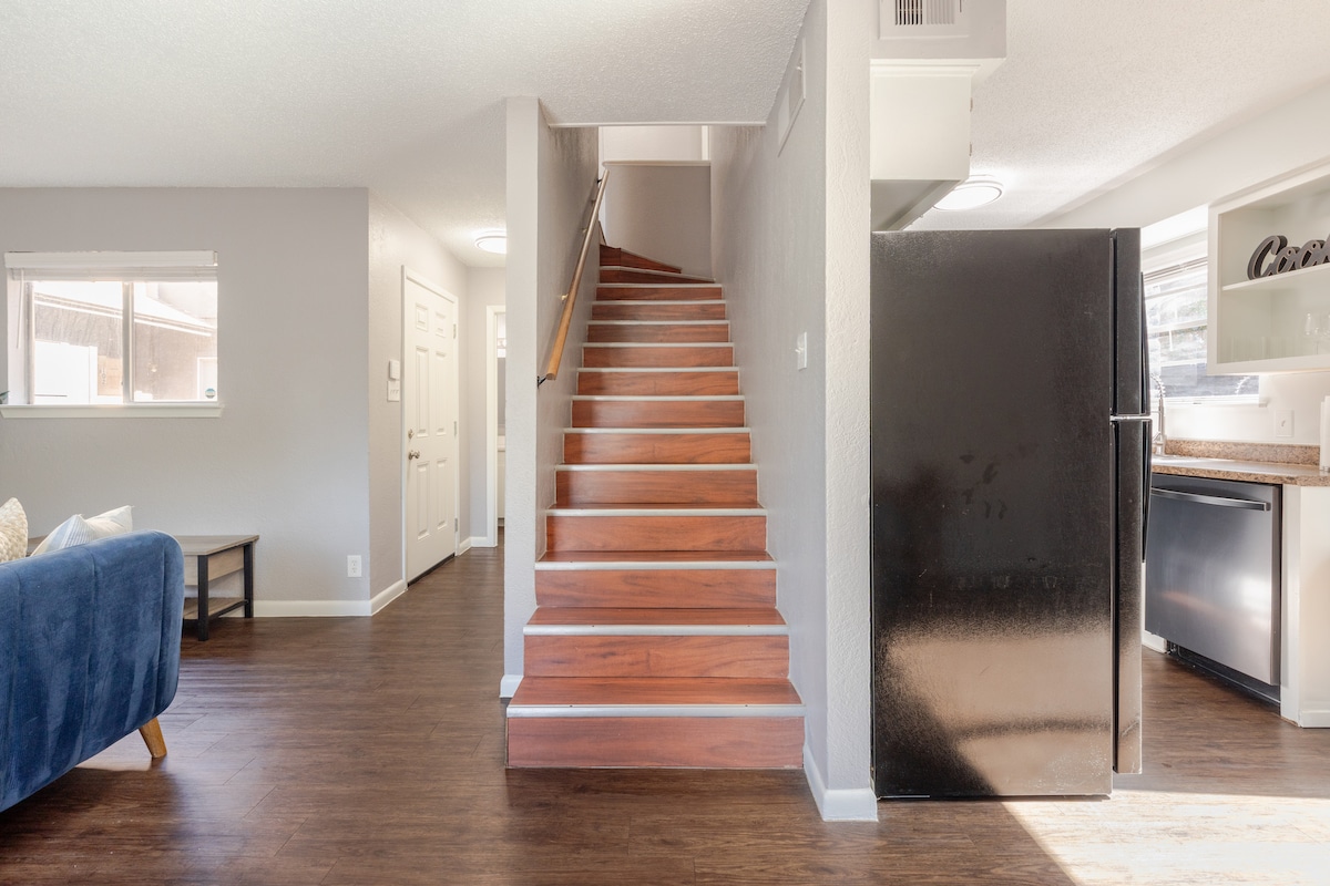 Cozy Armadillo | Spacious 2BR Near Downtown
