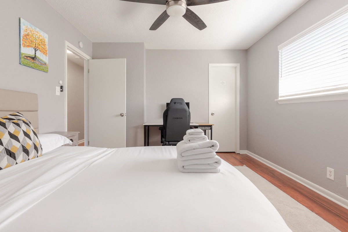 Cozy Armadillo | Spacious 2BR Near Downtown