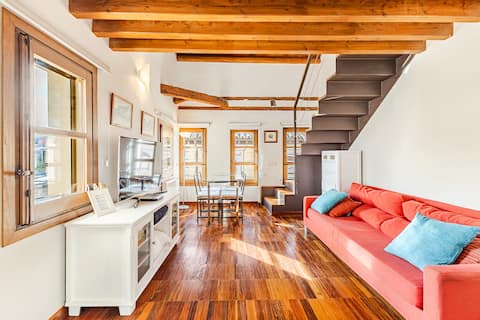 Anuncio de Airbnb popular: Duplex with terrace and unique Cathedral views en Toledo