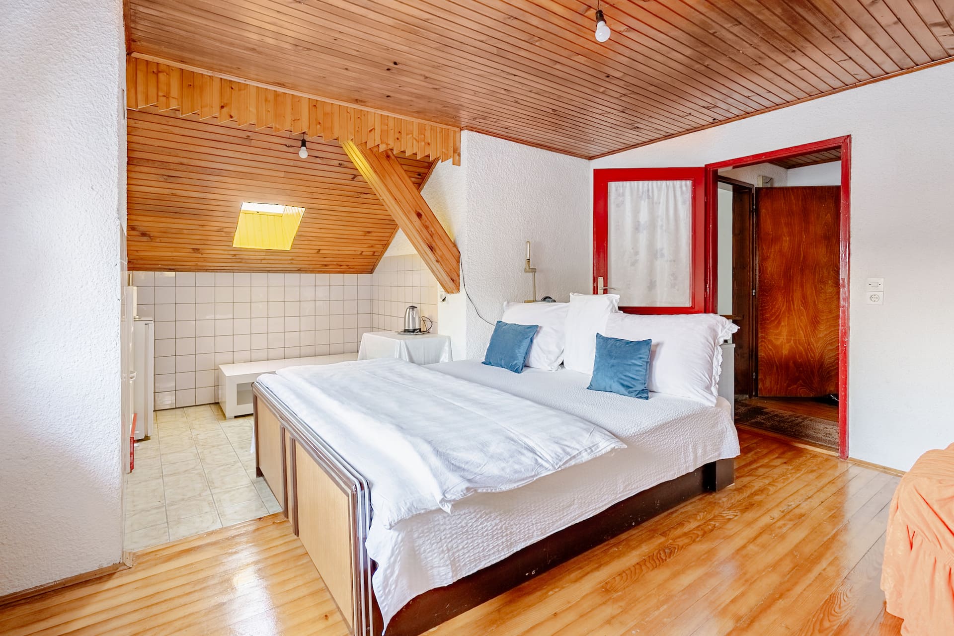The Rose Nest-Private Attic Room with Ensuite Bath