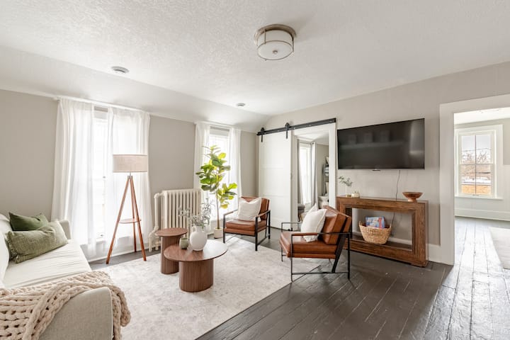 Washington Suite | Downtown Cedarburg|main St View - Cedarburg, WI