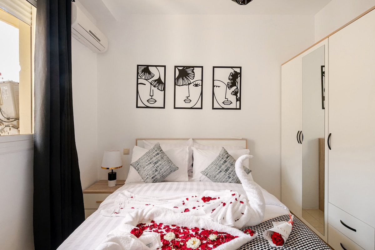 Habitación principal con cama doble elegante y limpia, pensada para ofrecer suavidad y comodidad. La decoración refinada aporta un toque moderno, mientras que el aire acondicionado garantiza una estadía agradable en Tánger en un ambiente suave y acogedor. 
