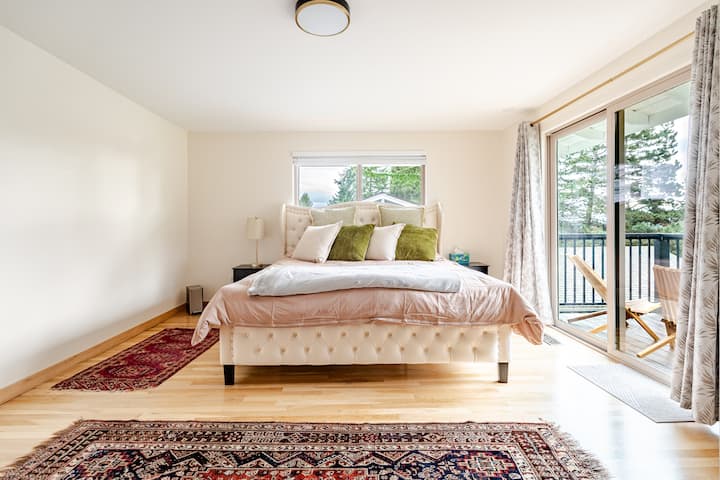 მასპინძლის საძინებელს აქვს 183×213 სმ ზომის საწოლი და პირადი აივანი, საიდანაც გარემო მშვენივრად იკვეთება. აივანზე ორი მომხიბვლელი სკამი იდეალურია სუფთა ჰაერის, სიმშვიდისა და რომანტიკული მომენტებისთვის.