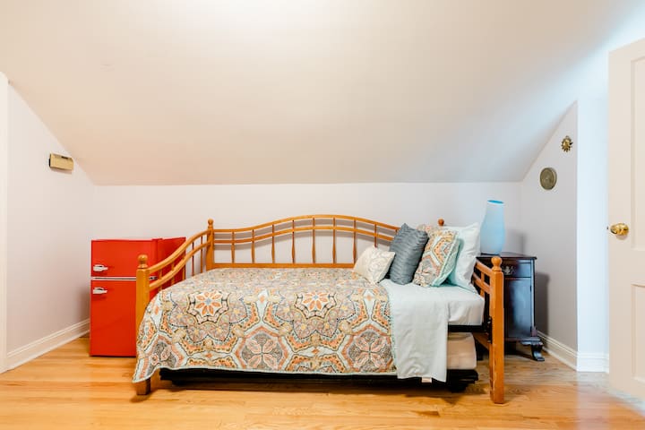 מיטה זוגית עם מקרר קטן 