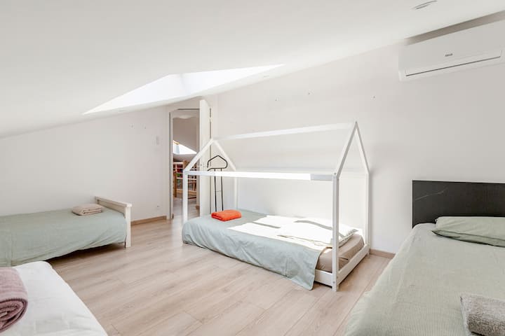 Spavaća soba s 4 kreveta za jednu osobu, dječja spavaonica (podni krevet za najmlađe), 2 kreveta za jednu osobu i 1 kauč na razvlačenje ako je potrebno