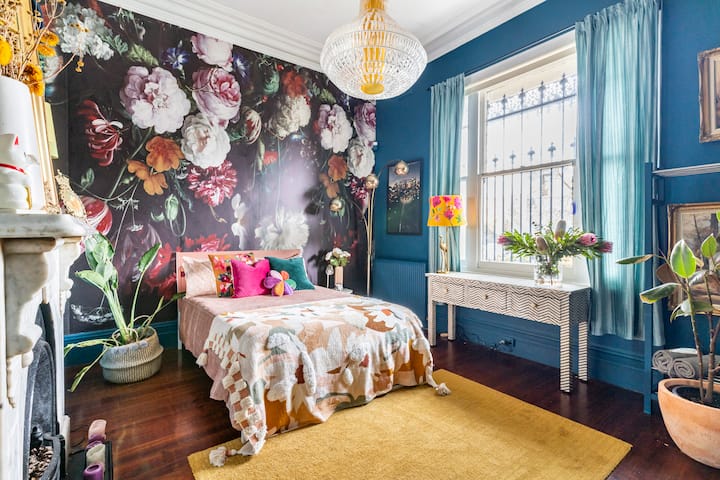 4ベッドルームのクイーンベッドは、家の正面にあります。