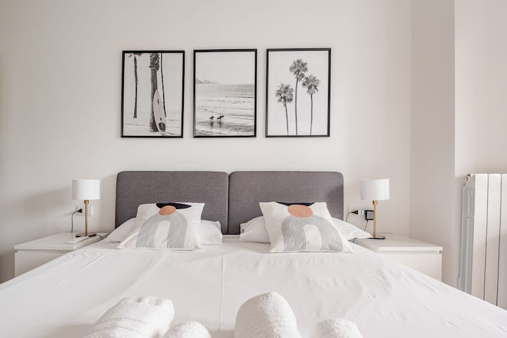 Kitanda aina ya King katika chumba cha kulala