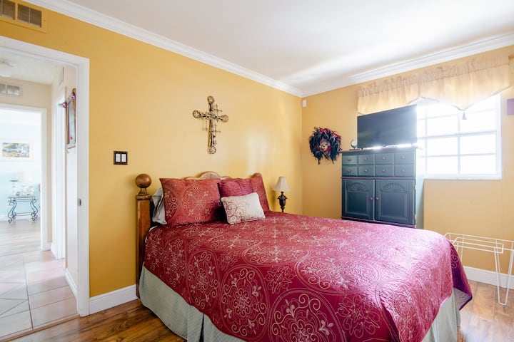 Тематска спална соба во Њу Орлеанс со брачен кревет (широк 150-179 см)