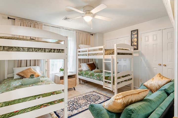 Habitación infantil divertida con dos literas, luz natural brillante y espacio para jugar.