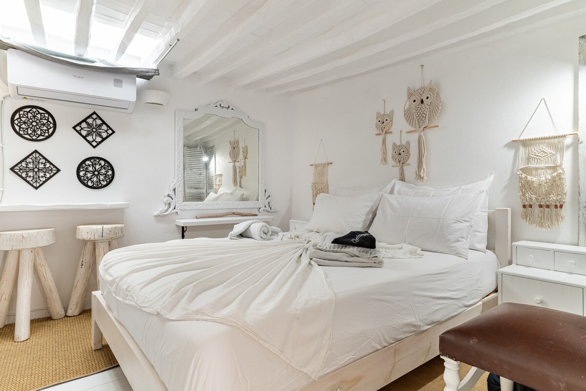 Habitación 2 con aire acondicionado y cama doble romántica (1,30 × 2,00) con armario, decoración encantadora y un hermoso fregadero de piedra diseñado 