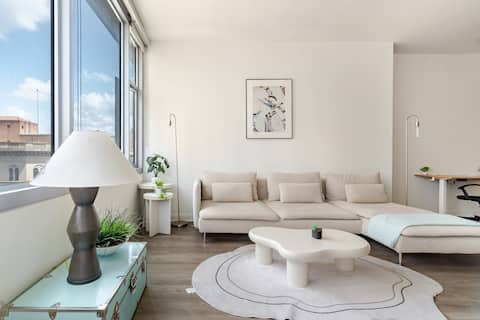 Popular Airbnb listing: High-Rise Suite | City View Balcony | Free Parking in Main Street District