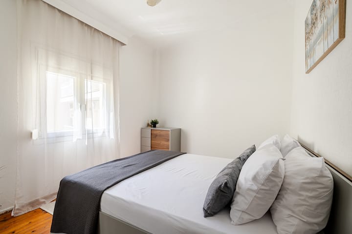 Une chambre paisible avec un lit King Size, une literie douce, de la lumière naturelle et une ambiance chaleureuse, conçue pour des nuits reposantes et des matinées tranquilles.