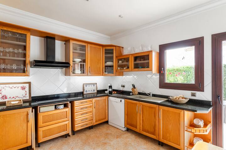 Magnificent Villa Swimming pool Stunning sea views gallery image 5