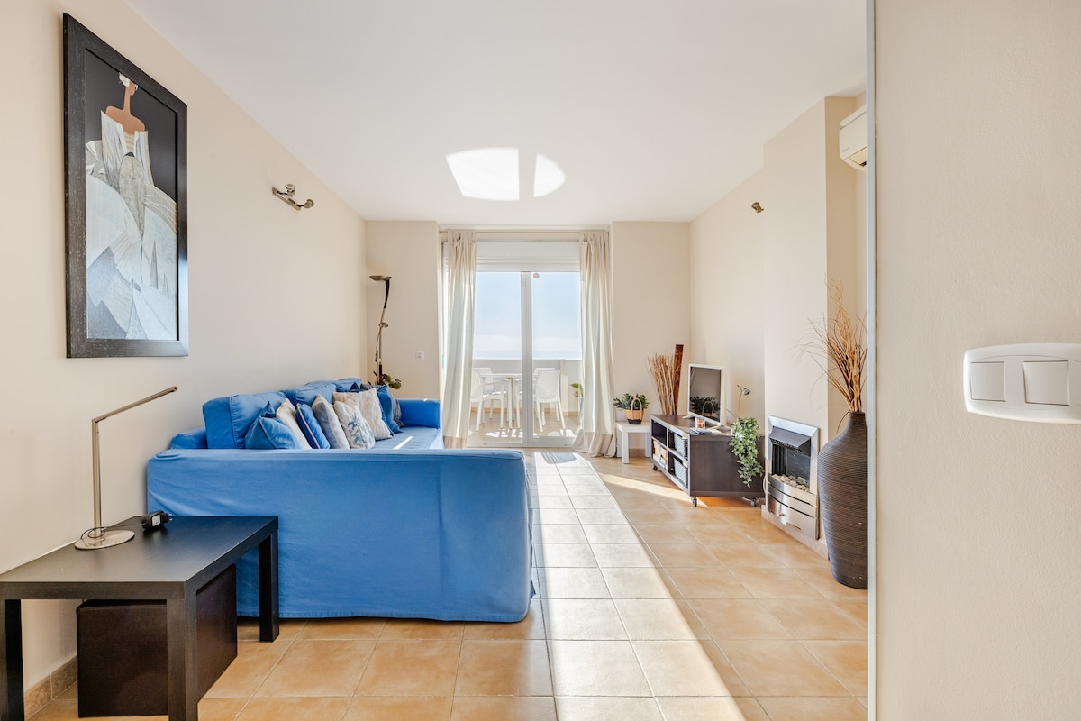 Дневна соба на првиот кат: кауч на спуштање, телевизор, камин, пристап до тераса  