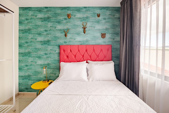 ห้องนอนที่ 2 ผสมผสานความสะดวกสบายและการใช้งานได้ดี มีม่านทึบแสงเพื่อการนอนหลับที่ผ่อนคลายและโคมไฟข้างเตียงพร้อมพอร์ต USB-A และ USB-C เพื่อชาร์จอุปกรณ์ของคุณได้อย่างง่ายดาย