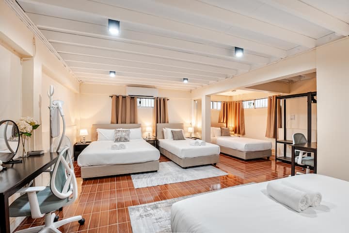 Големата спална соба се наоѓа на ниво на полуподрум и е идеална за група пријатели/семејство кои можат да го делат просторот. Обезбедуваме 1 брачен кревет (широк 150-179 см), 1 брачен кревет (широк 180-179 см) и 2 единечни кревета. Собата, исто така, има 2 бироа, што ја прави погодна за работа или учење.