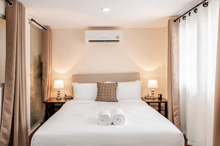 Оваа спална соба се наоѓа веднаш до дневниот простор, што ја прави идеална за постари гости кои претпочитаат лесен пристап и помалку скалила. Опремен е со 1 брачен кревет (широк 150-179 см) и 1 единечен кревет (широк 180-179 см) за удобен престој.